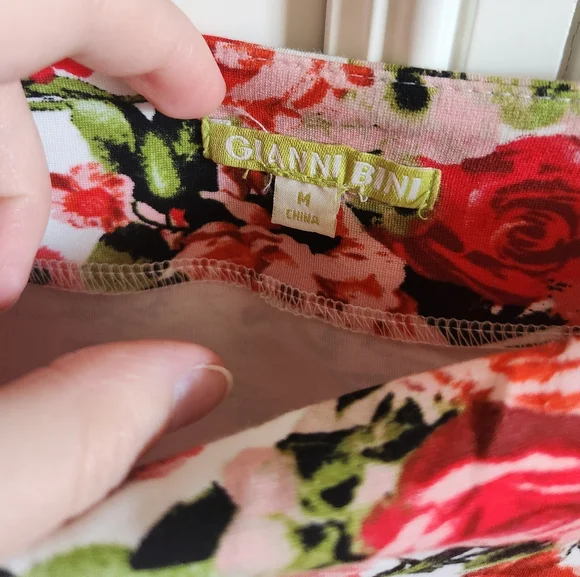 Gianni Bini Cropped Red Floral Off Shoulder Top - Picture 4 of 9